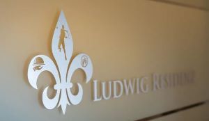 Logo Ludwig Residenz auf Glas